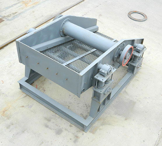 Self-Centering Vibrating Screen